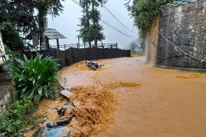 Sa Pa ngập nặng sau trận mưa bất ngờ