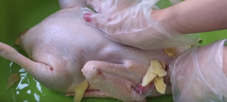 Không cần đến một giọt nước vẫn chế biến được món vịt luộc mềm ngon, hấp dẫn