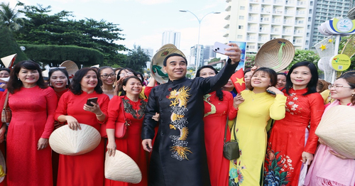 Hơn 6.000 người mặc áo dài diễu hành trên phố Nha Trang