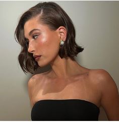 3 bước đơn giản bắt bài cơn sốt “Strawberry Makeup” phiên bản mùa đông của Hailey Bieber