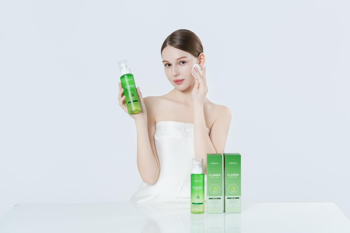 A person holding a green bottle and a cotton padAI-generated content may be incorrect.